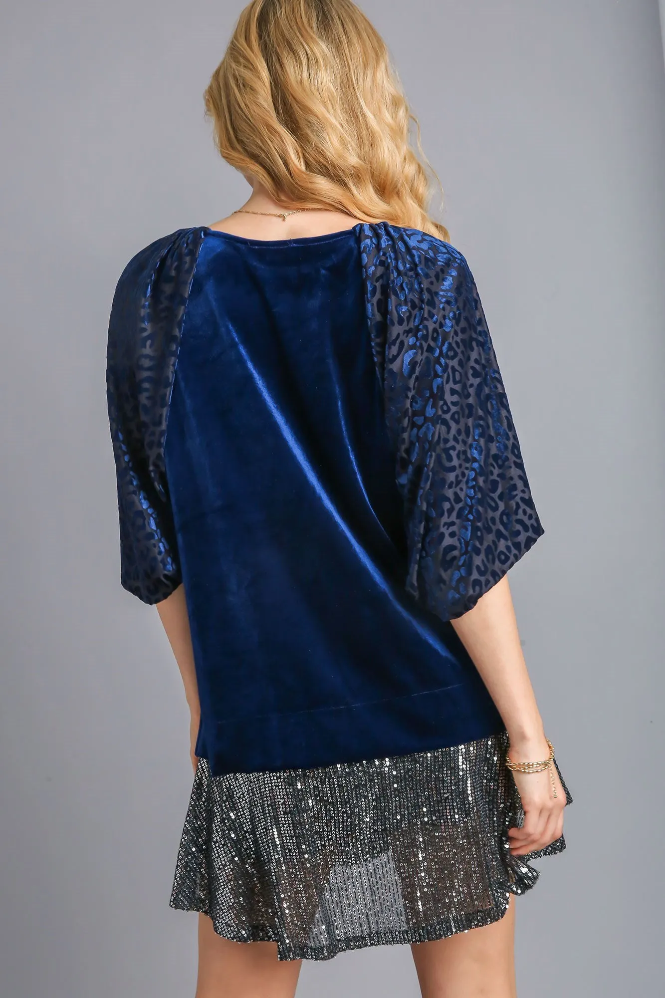 MQTIME  -  Round Neck Leopard Balloon Sleeve Velvet Top