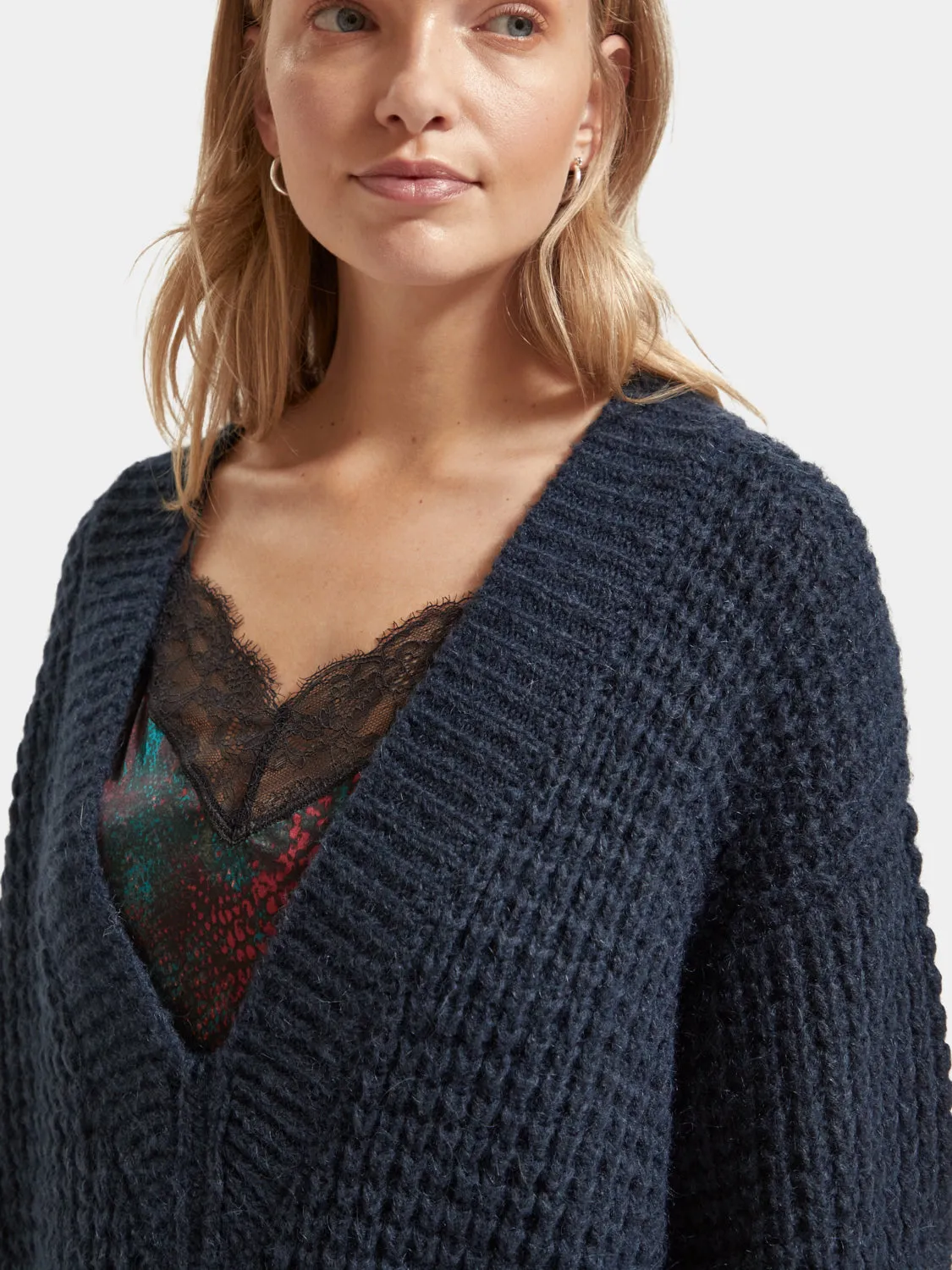 Oversized v-neck pullover
