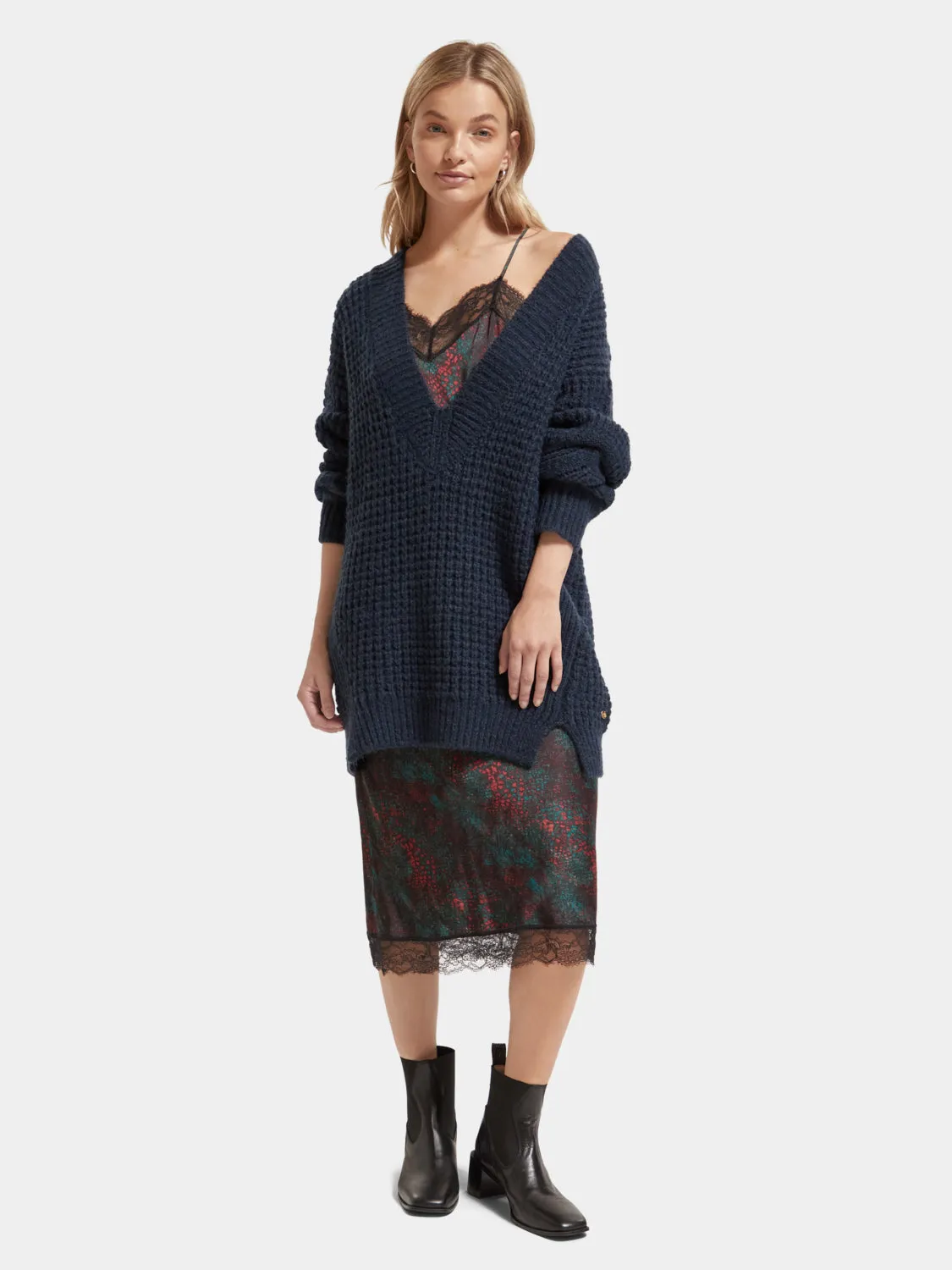Oversized v-neck pullover